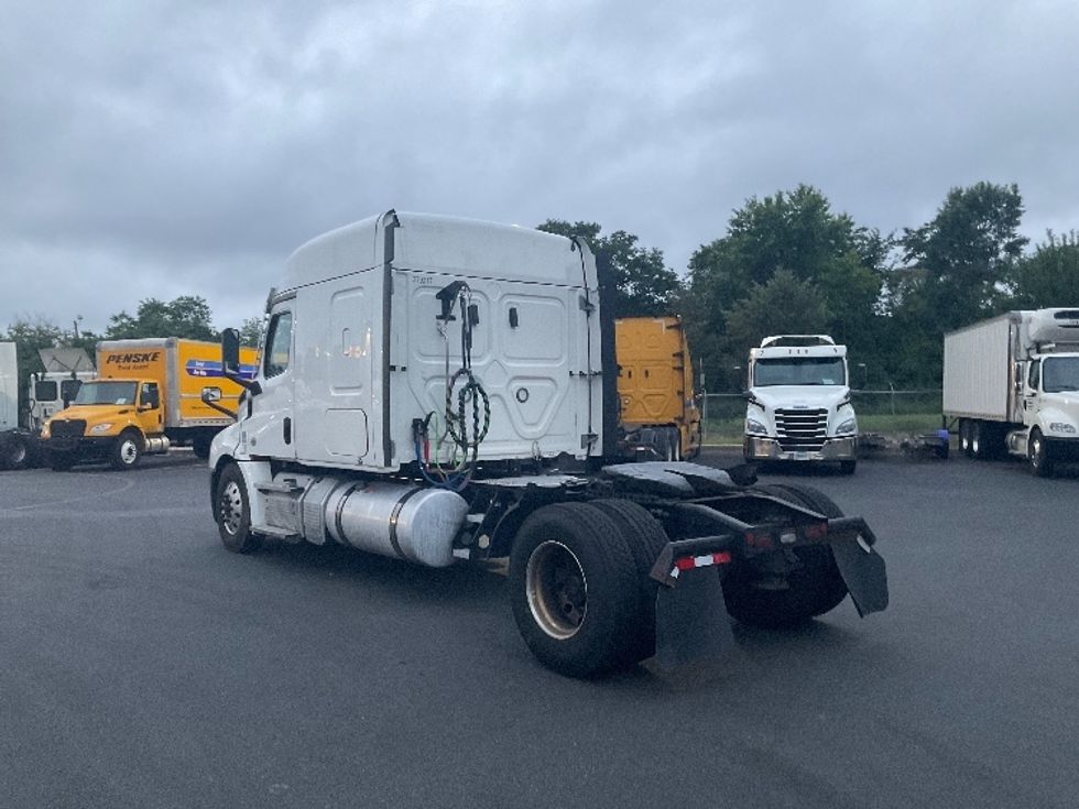 Sleeper Tractor-Heavy Duty Tractors-Freightliner-2021-T12642ST-New Castle-DE-644,826\n\t\tmiles-$ 47,000 - Image 5
