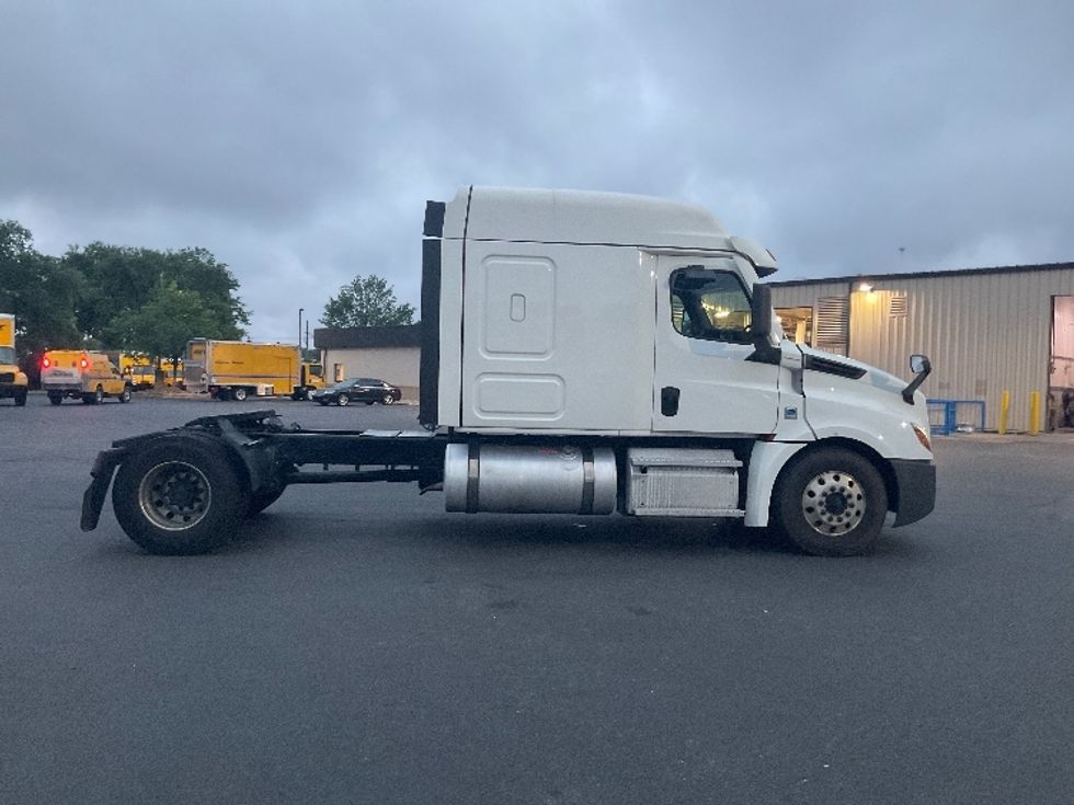 Sleeper Tractor-Heavy Duty Tractors-Freightliner-2021-T12642ST-New Castle-DE-644,826\n\t\tmiles-$ 47,000 - Image 8