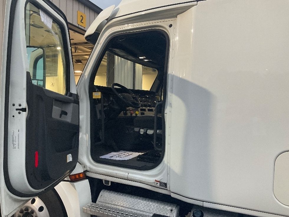 Sleeper Tractor-Heavy Duty Tractors-Freightliner-2021-T12642ST-New Castle-DE-644,826\n\t\tmiles-$ 47,000 - Image 9