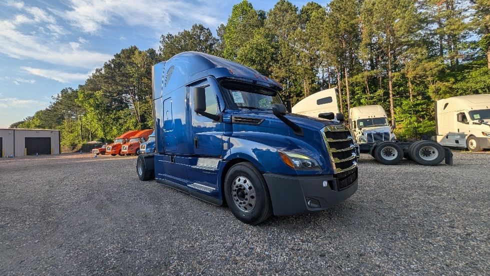 Sleeper Tractor-Heavy Duty Tractors-Freightliner-2021-T12642ST-Suwanee-GA-428,853\n\t\tmiles-$ 66,000 - Image 1