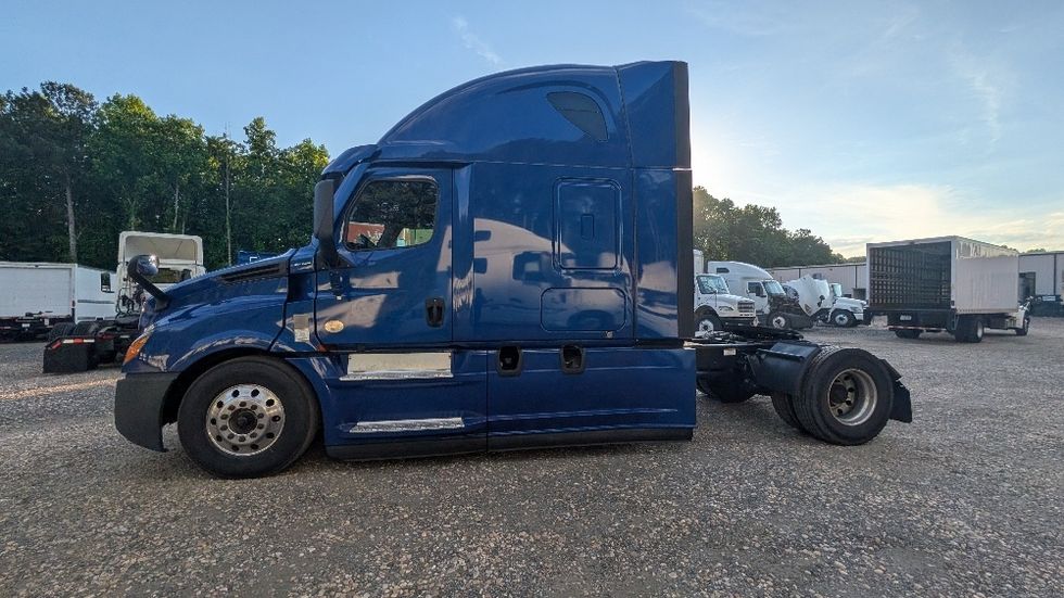 Sleeper Tractor-Heavy Duty Tractors-Freightliner-2021-T12642ST-Suwanee-GA-428,853\n\t\tmiles-$ 66,000 - Image 4