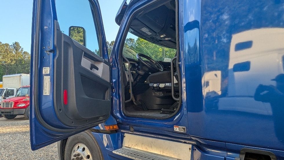 Sleeper Tractor-Heavy Duty Tractors-Freightliner-2021-T12642ST-Suwanee-GA-428,853\n\t\tmiles-$ 66,000 - Image 9