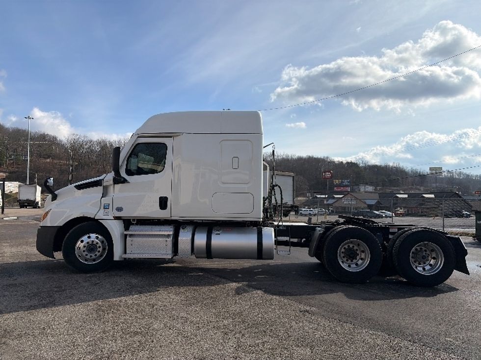 Sleeper Tractor-Heavy Duty Tractors-Freightliner-2021-T12662ST-Cross Lanes-WV-502,500\n\t\tmiles-$ 54,000 - Image 4