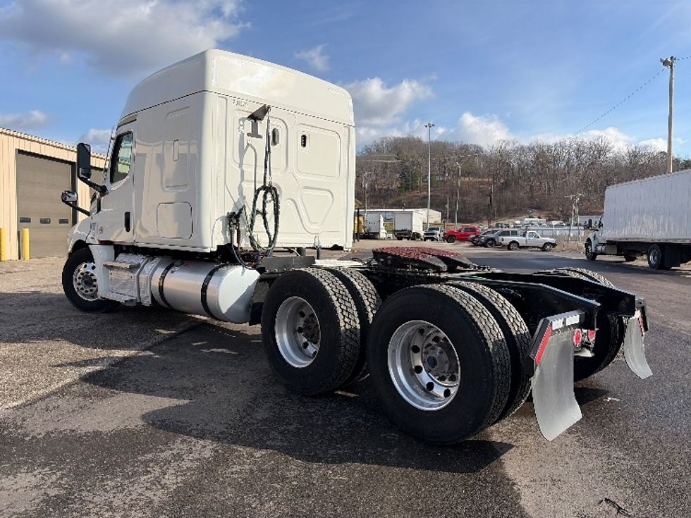 Sleeper Tractor-Heavy Duty Tractors-Freightliner-2021-T12662ST-Cross Lanes-WV-502,500\n\t\tmiles-$ 54,000 - Image 5