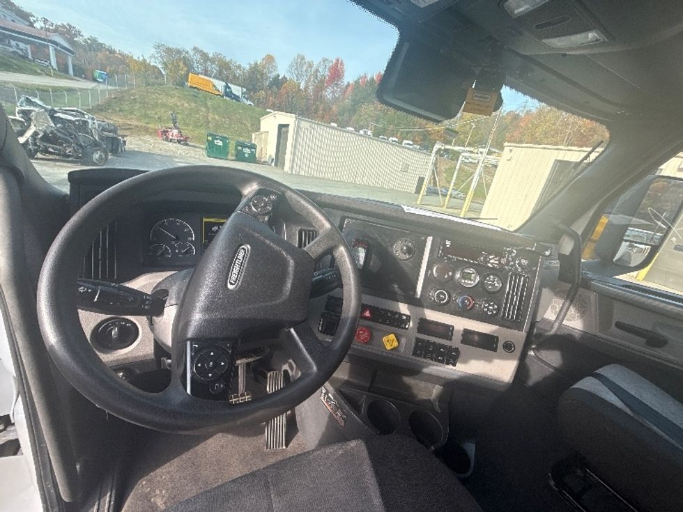 Sleeper Tractor-Heavy Duty Tractors-Freightliner-2021-T12662ST-Cross Lanes-WV-640,536\n\t\tmiles-$ 45,250 - Image 11