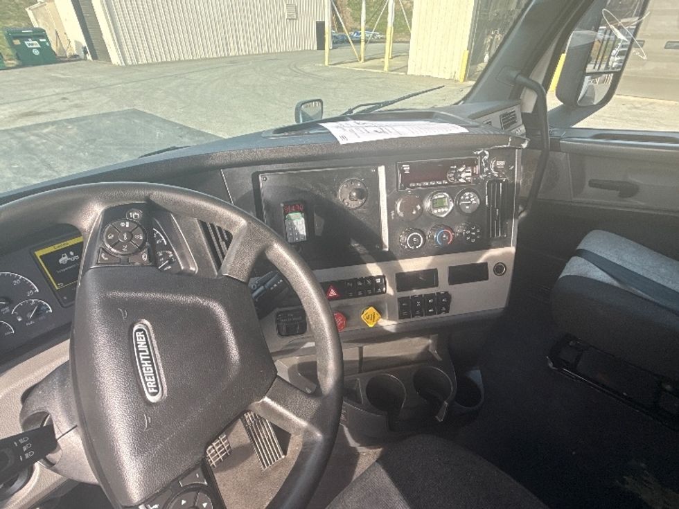 Sleeper Tractor-Heavy Duty Tractors-Freightliner-2021-T12662ST-Cross Lanes-WV-640,536\n\t\tmiles-$ 45,250 - Image 12
