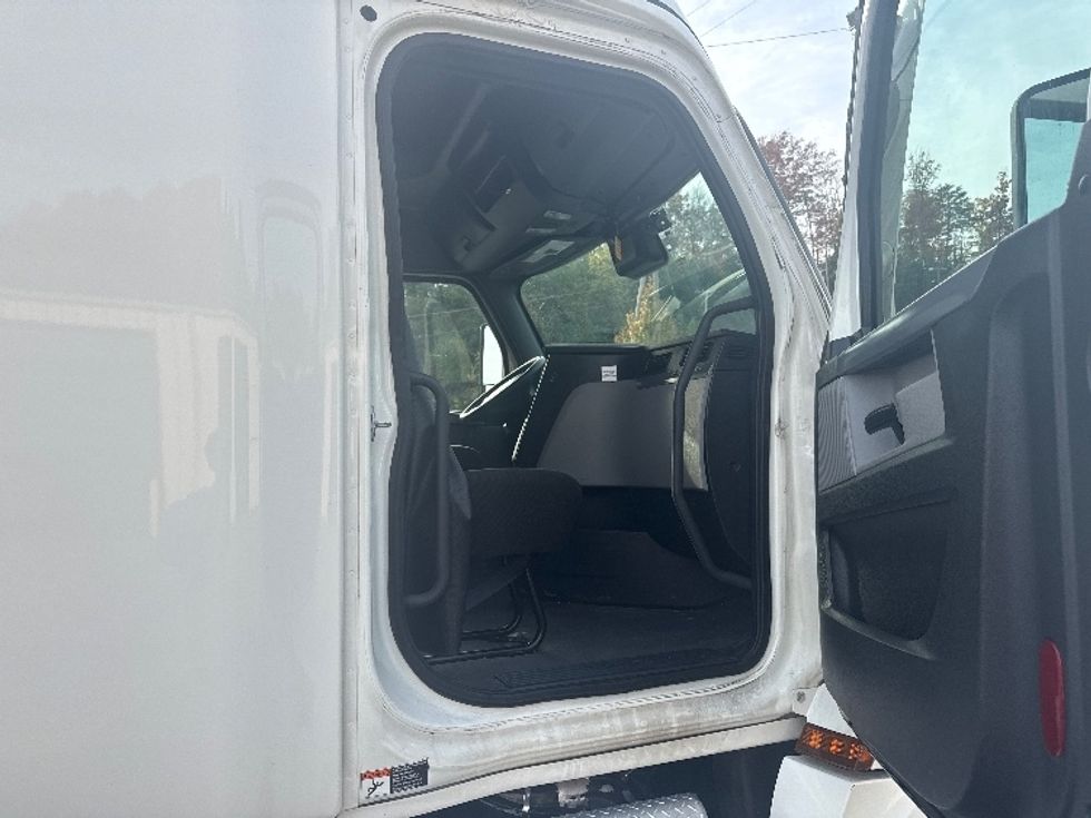 Sleeper Tractor-Heavy Duty Tractors-Freightliner-2021-T12662ST-Cross Lanes-WV-640,536\n\t\tmiles-$ 45,250 - Image 13