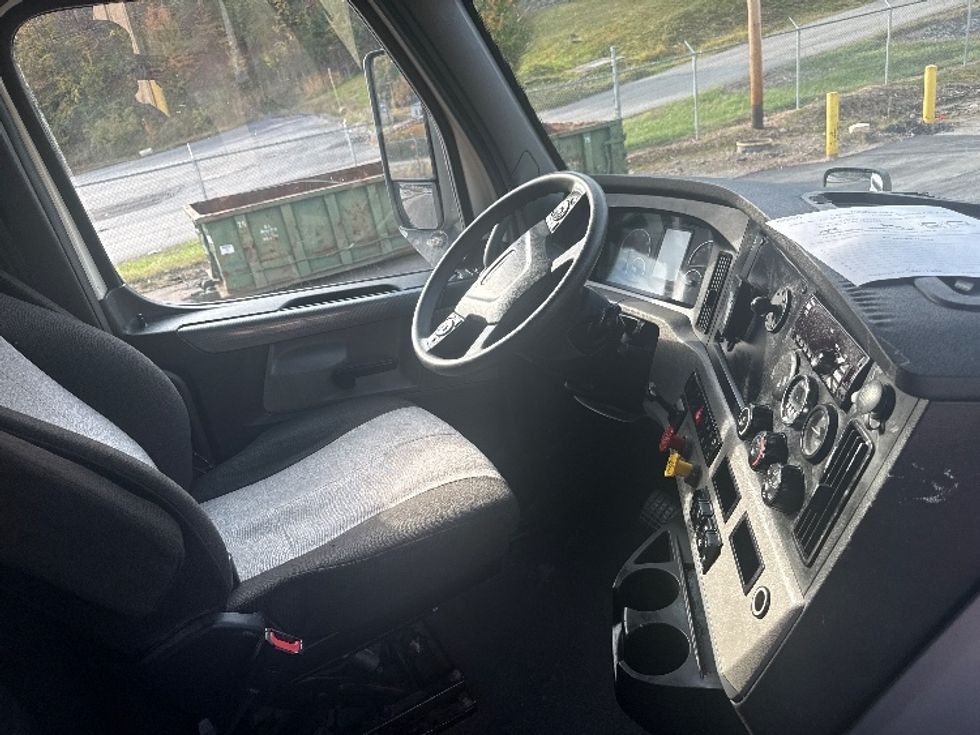 Sleeper Tractor-Heavy Duty Tractors-Freightliner-2021-T12662ST-Cross Lanes-WV-640,536\n\t\tmiles-$ 45,250 - Image 15