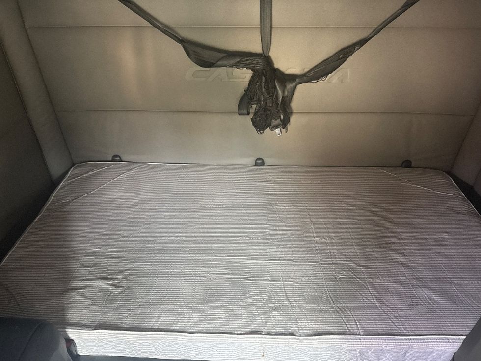 Sleeper Tractor-Heavy Duty Tractors-Freightliner-2021-T12662ST-Cross Lanes-WV-640,536\n\t\tmiles-$ 45,250 - Image 16