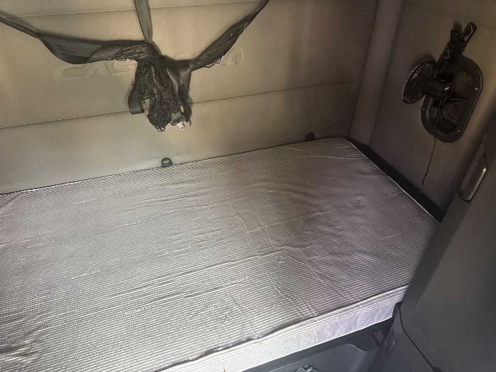 Sleeper Tractor-Heavy Duty Tractors-Freightliner-2021-T12662ST-Cross Lanes-WV-640,536\n\t\tmiles-$ 45,250 - Image 17