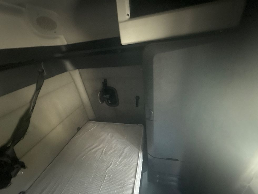 Sleeper Tractor-Heavy Duty Tractors-Freightliner-2021-T12662ST-Cross Lanes-WV-640,536\n\t\tmiles-$ 45,250 - Image 18