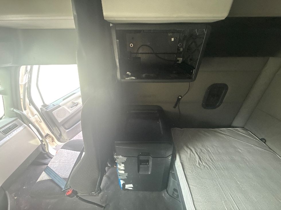 Sleeper Tractor-Heavy Duty Tractors-Freightliner-2021-T12662ST-Cross Lanes-WV-640,536\n\t\tmiles-$ 45,250 - Image 19