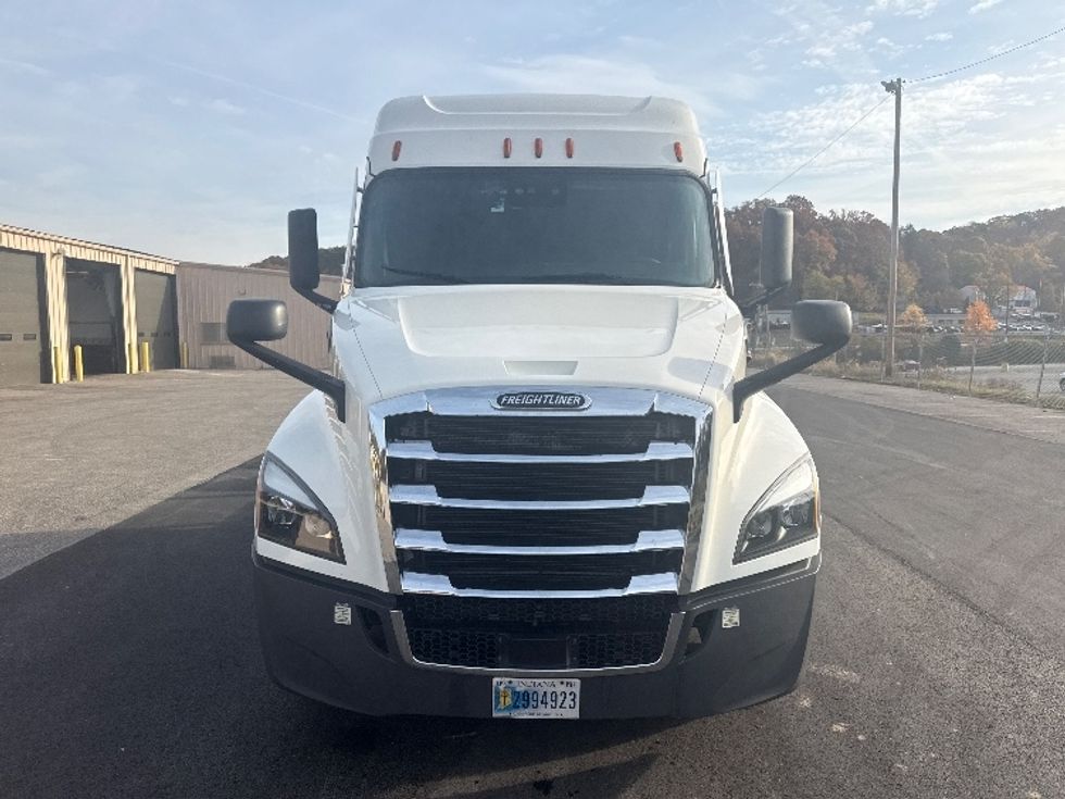 Sleeper Tractor-Heavy Duty Tractors-Freightliner-2021-T12662ST-Cross Lanes-WV-640,536\n\t\tmiles-$ 45,250 - Image 2