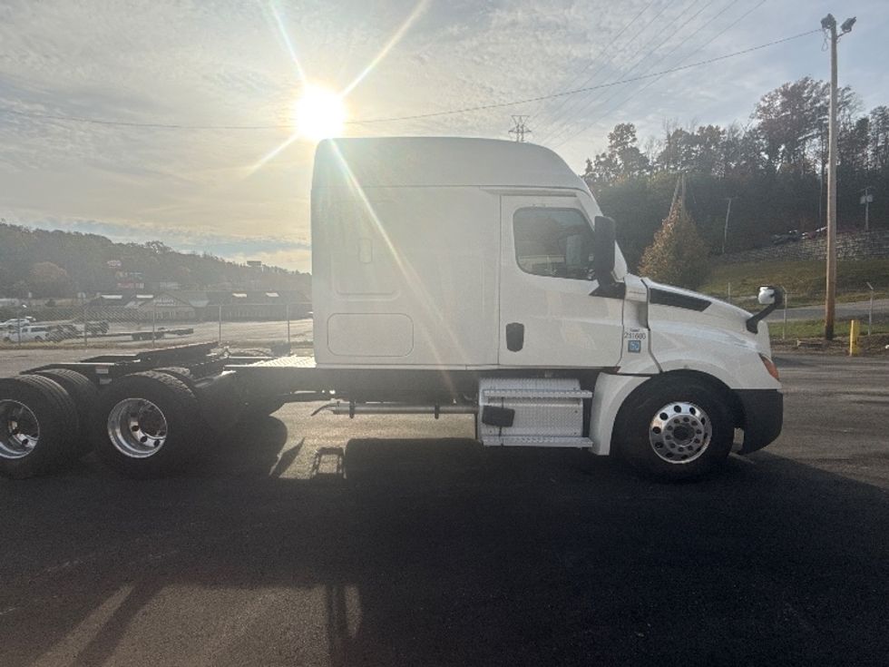 Sleeper Tractor-Heavy Duty Tractors-Freightliner-2021-T12662ST-Cross Lanes-WV-640,536\n\t\tmiles-$ 45,250 - Image 8