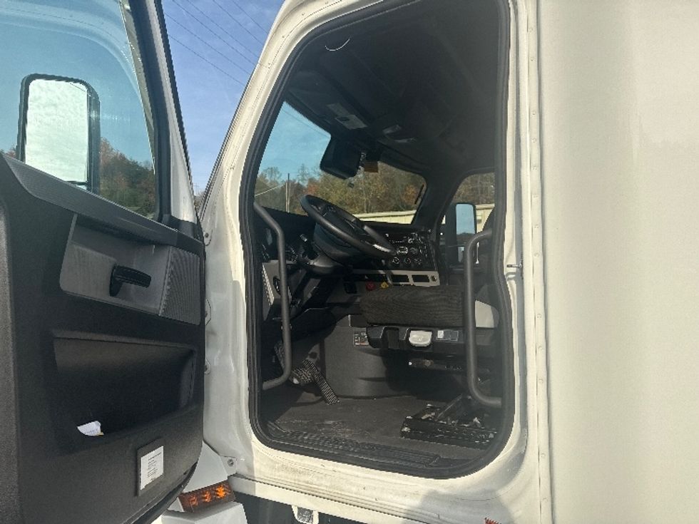 Sleeper Tractor-Heavy Duty Tractors-Freightliner-2021-T12662ST-Cross Lanes-WV-640,536\n\t\tmiles-$ 45,250 - Image 9