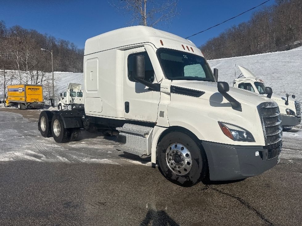 Sleeper Tractor-Heavy Duty Tractors-Freightliner-2021-T12662ST-Huntington-WV-484,557\n\t\tmiles-$ 55,250 - Image 1