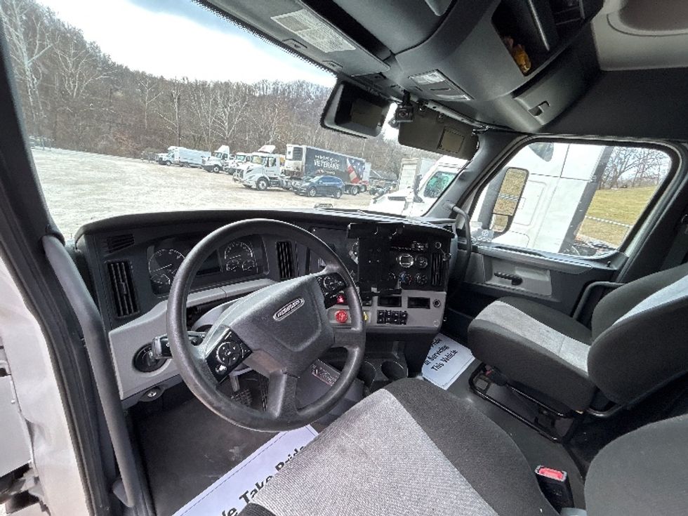 Sleeper Tractor-Heavy Duty Tractors-Freightliner-2021-T12662ST-Huntington-WV-484,557\n\t\tmiles-$ 55,250 - Image 10