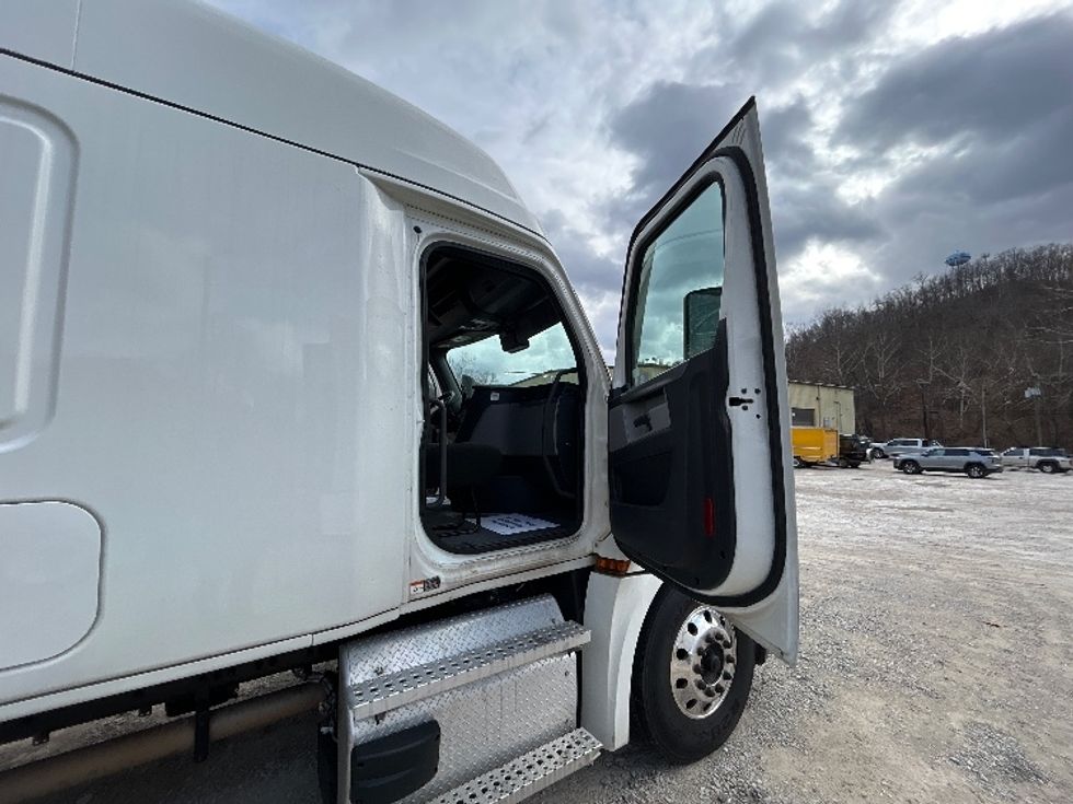 Sleeper Tractor-Heavy Duty Tractors-Freightliner-2021-T12662ST-Huntington-WV-484,557\n\t\tmiles-$ 55,250 - Image 13