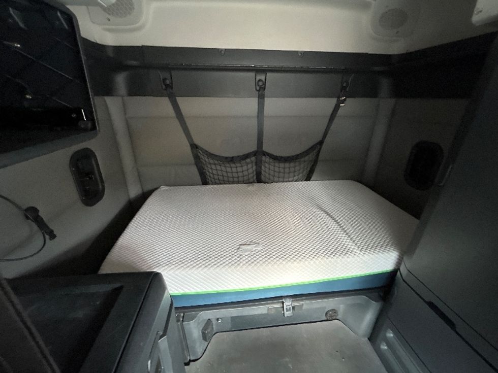 Sleeper Tractor-Heavy Duty Tractors-Freightliner-2021-T12662ST-Huntington-WV-484,557\n\t\tmiles-$ 55,250 - Image 16