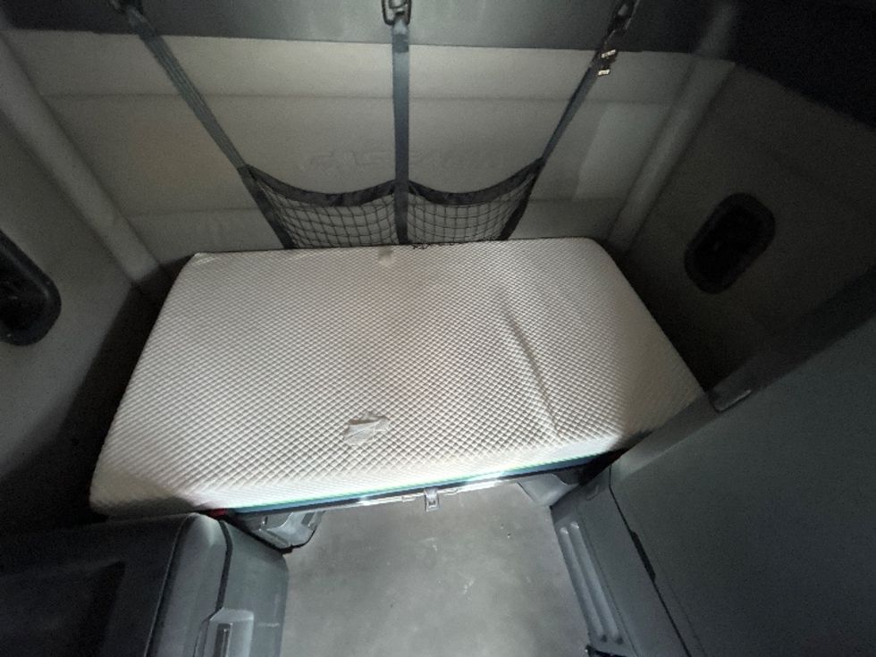 Sleeper Tractor-Heavy Duty Tractors-Freightliner-2021-T12662ST-Huntington-WV-484,557\n\t\tmiles-$ 55,250 - Image 17