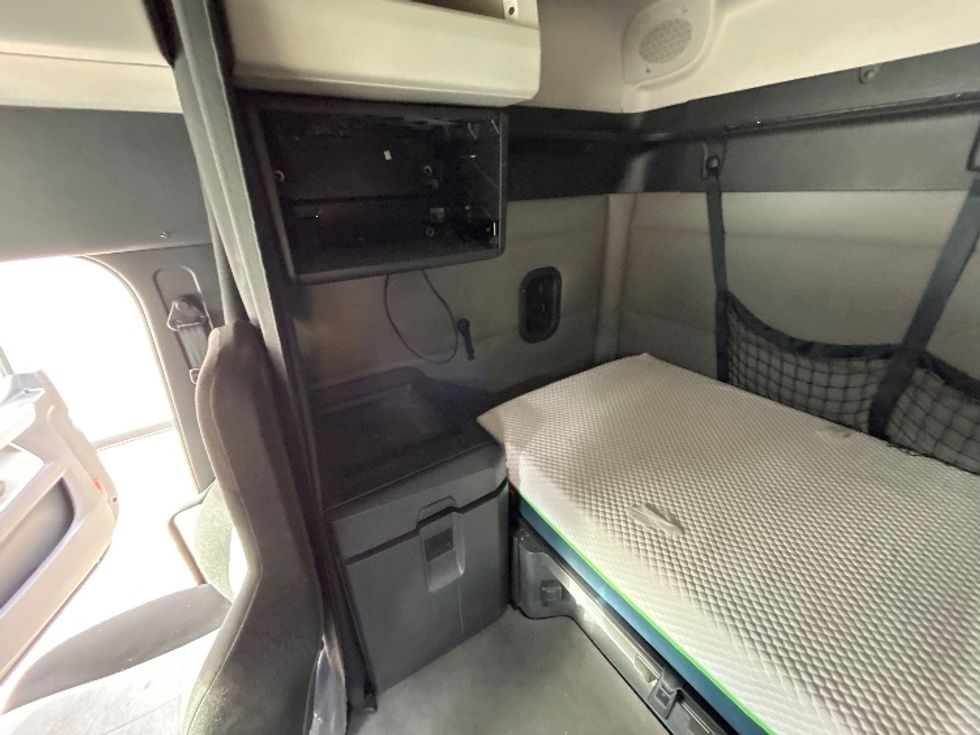 Sleeper Tractor-Heavy Duty Tractors-Freightliner-2021-T12662ST-Huntington-WV-484,557\n\t\tmiles-$ 55,250 - Image 19