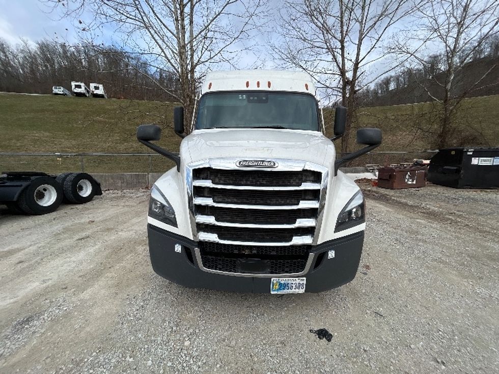 Sleeper Tractor-Heavy Duty Tractors-Freightliner-2021-T12662ST-Huntington-WV-484,557\n\t\tmiles-$ 55,250 - Image 2