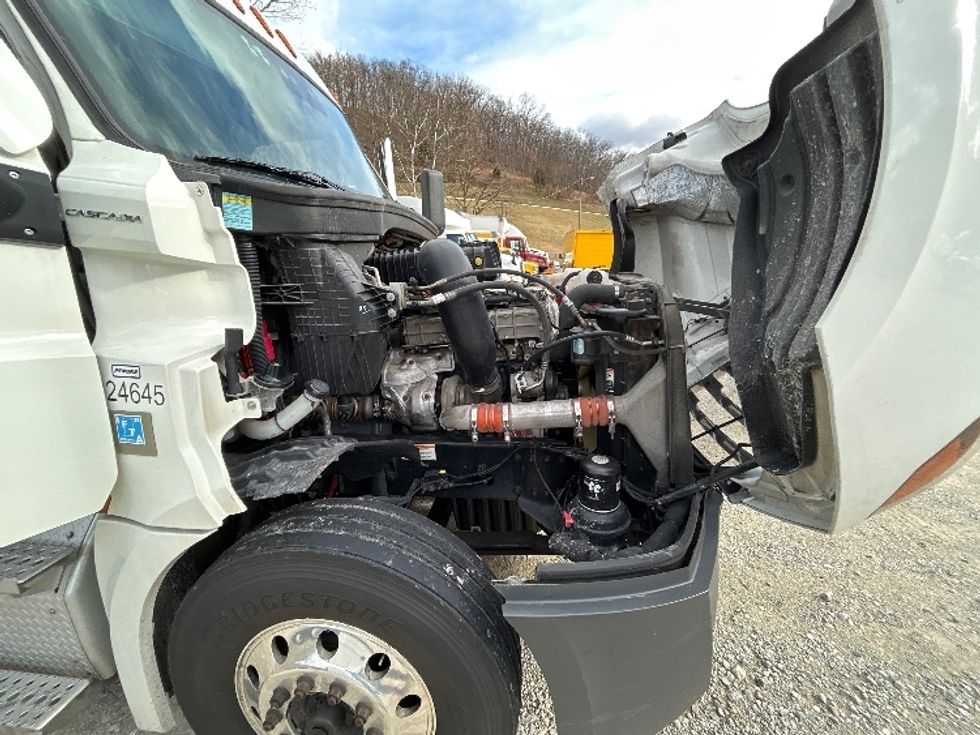 Sleeper Tractor-Heavy Duty Tractors-Freightliner-2021-T12662ST-Huntington-WV-484,557\n\t\tmiles-$ 55,250 - Image 20