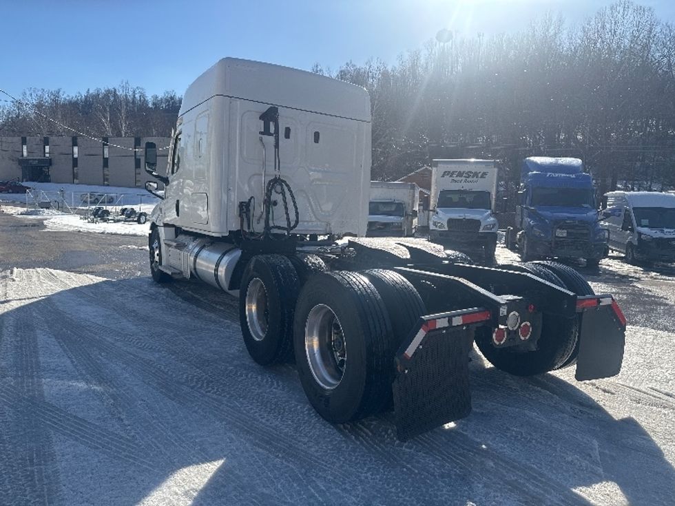 Sleeper Tractor-Heavy Duty Tractors-Freightliner-2021-T12662ST-Huntington-WV-484,557\n\t\tmiles-$ 55,250 - Image 5