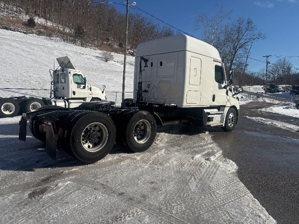 Sleeper Tractor-Heavy Duty Tractors-Freightliner-2021-T12662ST-Huntington-WV-484,557\n\t\tmiles-$ 55,250 - Image 7