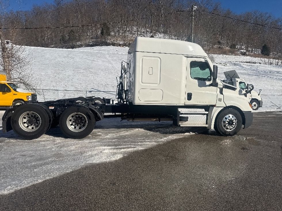 Sleeper Tractor-Heavy Duty Tractors-Freightliner-2021-T12662ST-Huntington-WV-484,557\n\t\tmiles-$ 55,250 - Image 8