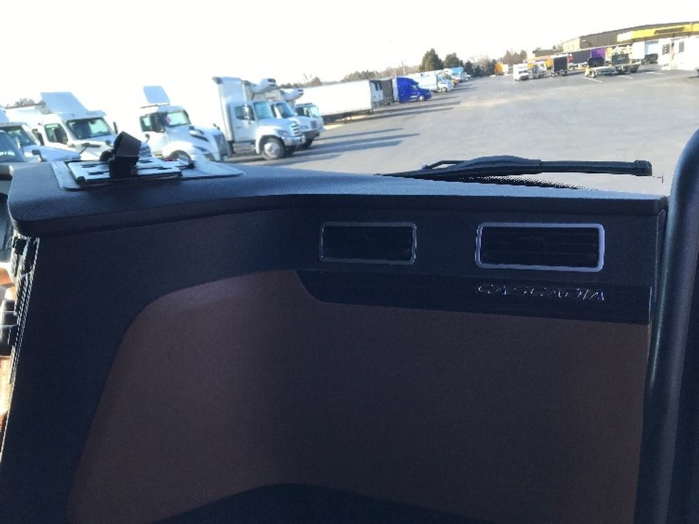 Sleeper Tractor-Heavy Duty Tractors-Freightliner-2021-T12662ST-Lancaster-PA-598,424\n\t\tmiles-$ 46,500 - Image 14