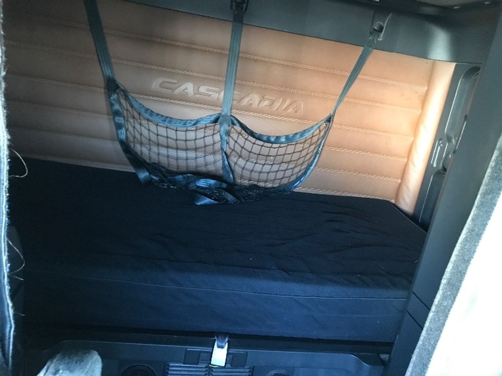 Sleeper Tractor-Heavy Duty Tractors-Freightliner-2021-T12662ST-Lancaster-PA-598,424\n\t\tmiles-$ 46,500 - Image 17