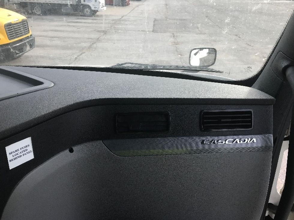 Sleeper Tractor-Heavy Duty Tractors-Freightliner-2021-T12662ST-Lincoln-NE-688,282\n\t\tmiles-$ 41,500 - Image 14