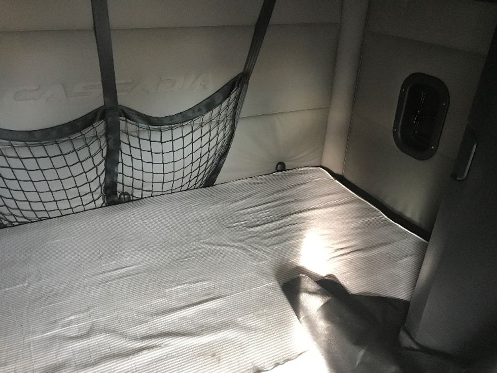 Sleeper Tractor-Heavy Duty Tractors-Freightliner-2021-T12662ST-Lincoln-NE-688,282\n\t\tmiles-$ 41,500 - Image 17