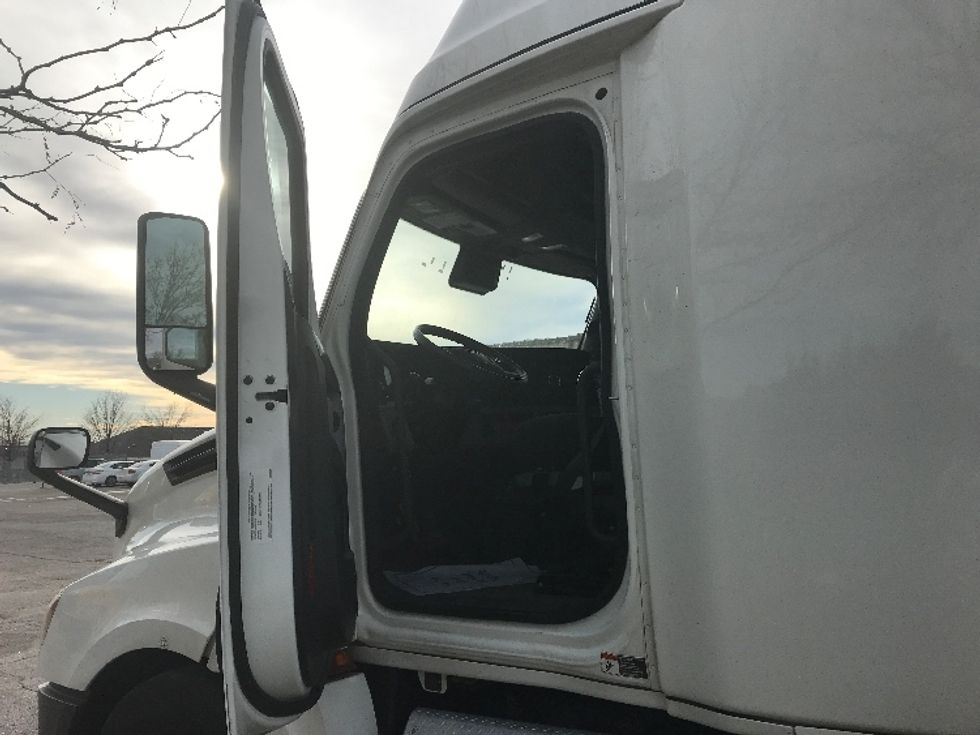 Sleeper Tractor-Heavy Duty Tractors-Freightliner-2021-T12662ST-Lincoln-NE-688,282\n\t\tmiles-$ 41,500 - Image 9