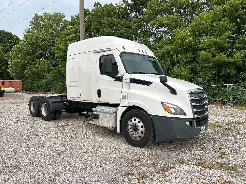 Sleeper Tractor-Heavy Duty Tractors-Freightliner-2021-T12662ST-Moberly-MO-582,141\n\t\tmiles-$ 13,000 - Image 1