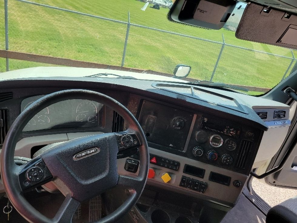 Sleeper Tractor-Heavy Duty Tractors-Freightliner-2021-T12662ST-Moberly-MO-582,141\n\t\tmiles-$ 13,000 - Image 12