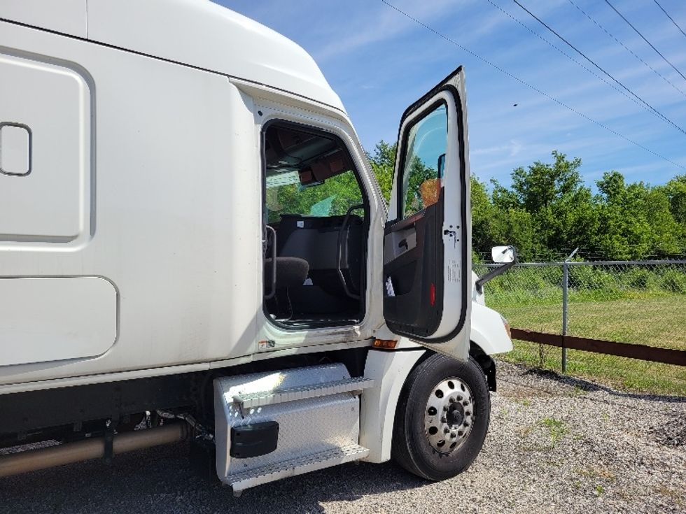 Sleeper Tractor-Heavy Duty Tractors-Freightliner-2021-T12662ST-Moberly-MO-582,141\n\t\tmiles-$ 13,000 - Image 13