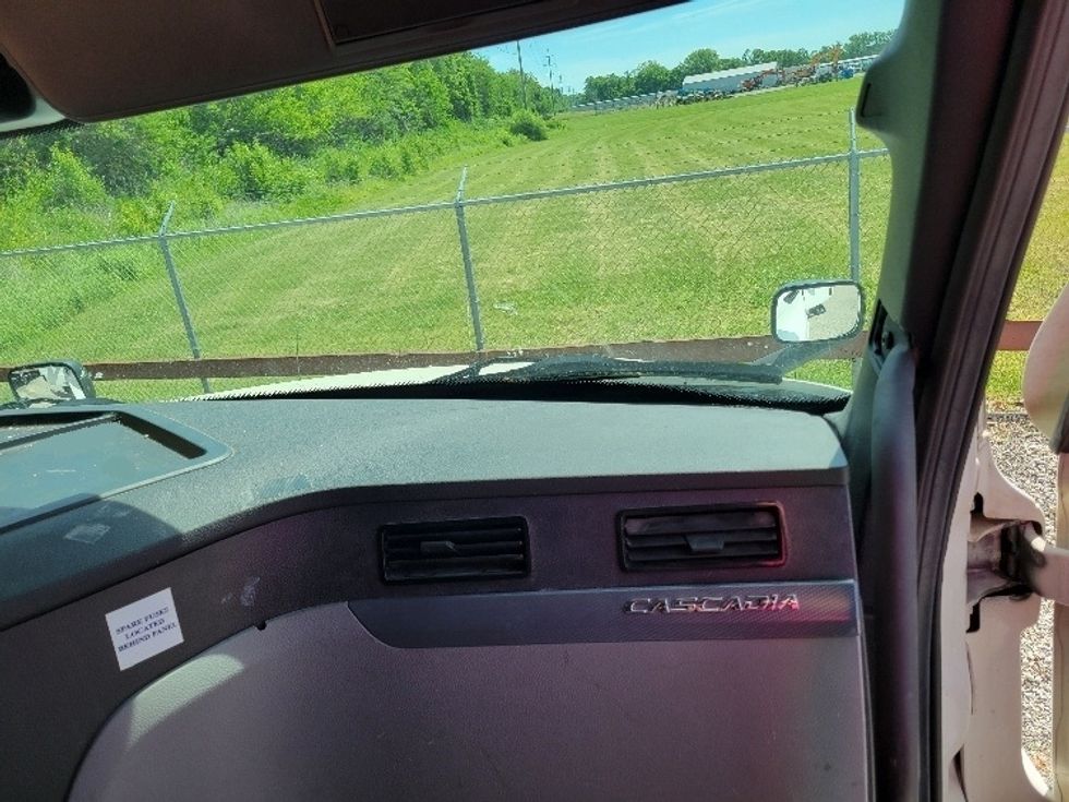 Sleeper Tractor-Heavy Duty Tractors-Freightliner-2021-T12662ST-Moberly-MO-582,141\n\t\tmiles-$ 13,000 - Image 14