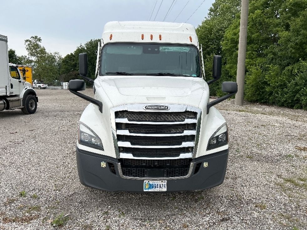 Sleeper Tractor-Heavy Duty Tractors-Freightliner-2021-T12662ST-Moberly-MO-582,141\n\t\tmiles-$ 13,000 - Image 2