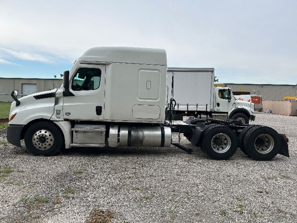 Sleeper Tractor-Heavy Duty Tractors-Freightliner-2021-T12662ST-Moberly-MO-582,141\n\t\tmiles-$ 13,000 - Image 4