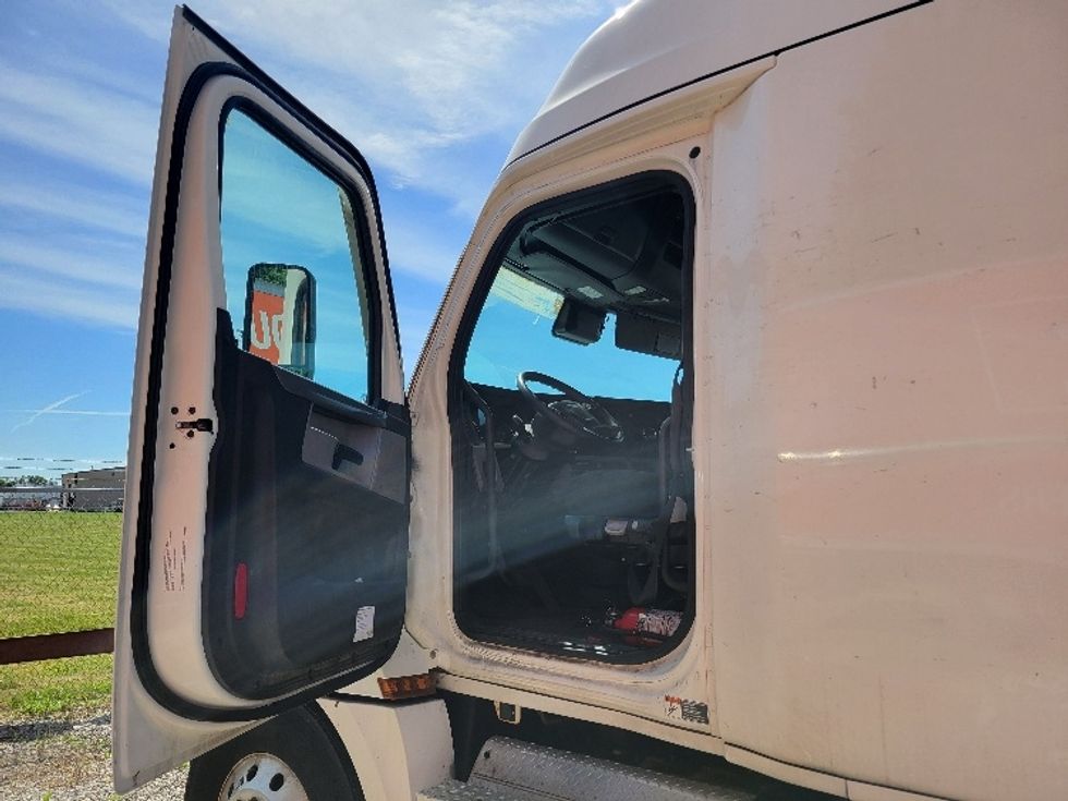 Sleeper Tractor-Heavy Duty Tractors-Freightliner-2021-T12662ST-Moberly-MO-582,141\n\t\tmiles-$ 13,000 - Image 9