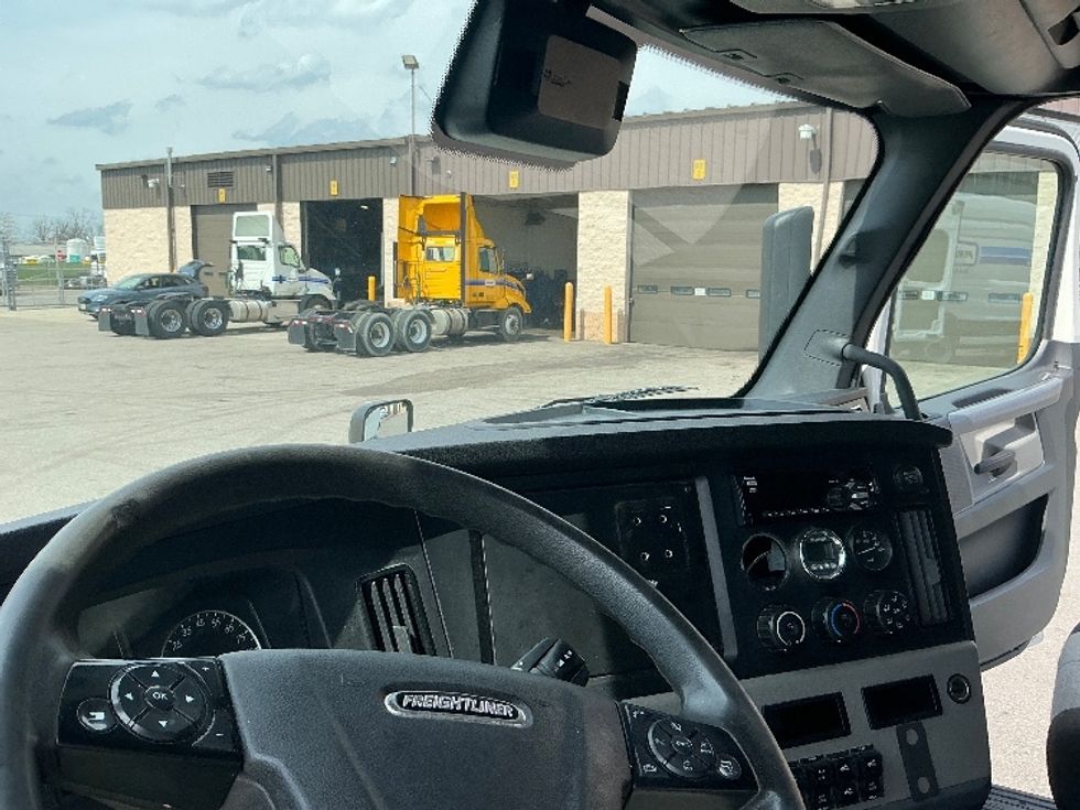 Sleeper Tractor-Heavy Duty Tractors-Freightliner-2021-T12662ST-Piqua-OH-540,969\n\t\tmiles-$ 50,250 - Image 10