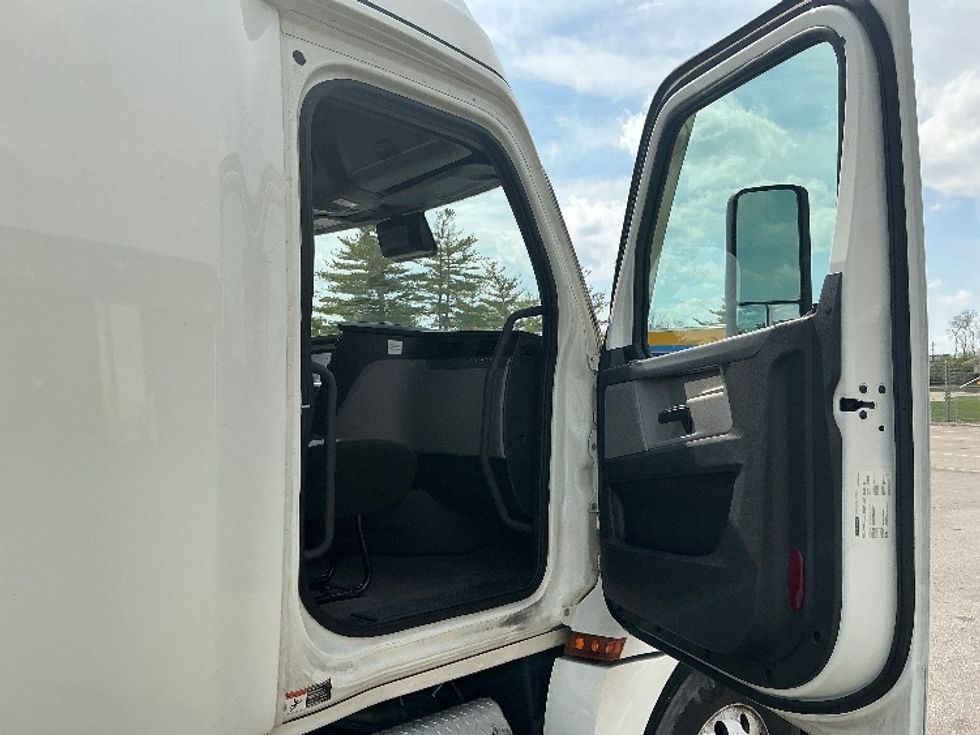 Sleeper Tractor-Heavy Duty Tractors-Freightliner-2021-T12662ST-Piqua-OH-540,969\n\t\tmiles-$ 50,250 - Image 13