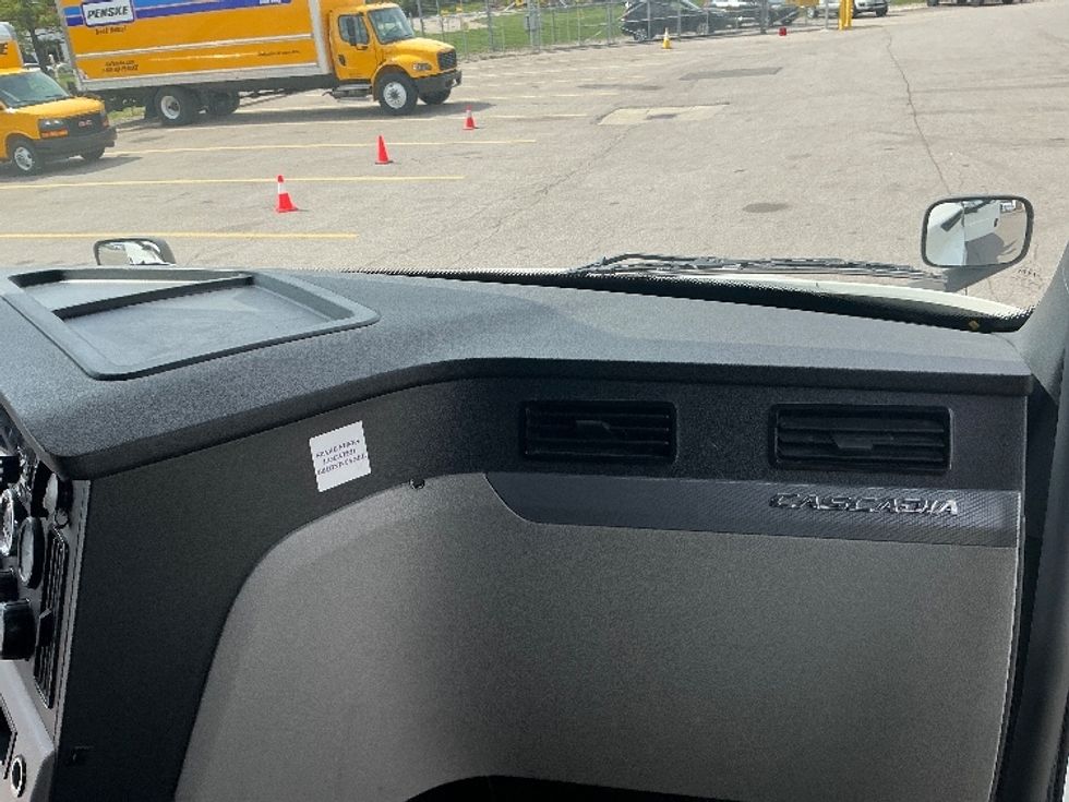 Sleeper Tractor-Heavy Duty Tractors-Freightliner-2021-T12662ST-Piqua-OH-540,969\n\t\tmiles-$ 50,250 - Image 14