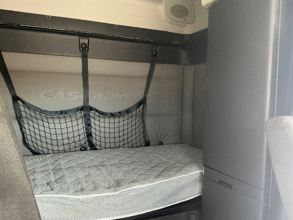 Sleeper Tractor-Heavy Duty Tractors-Freightliner-2021-T12662ST-Piqua-OH-540,969\n\t\tmiles-$ 50,250 - Image 16