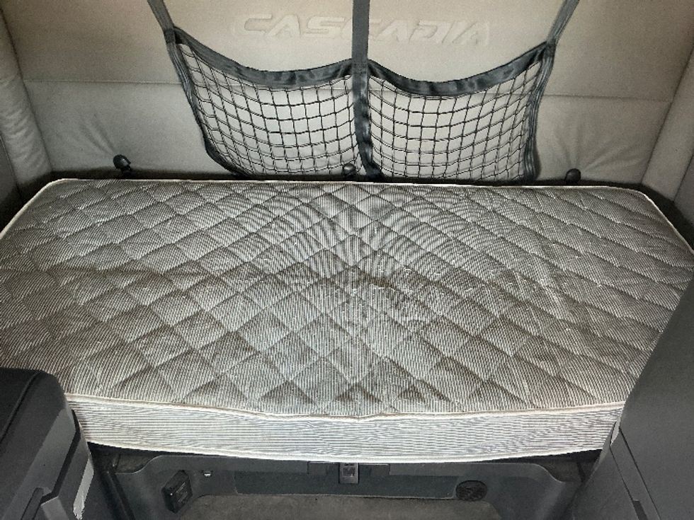 Sleeper Tractor-Heavy Duty Tractors-Freightliner-2021-T12662ST-Piqua-OH-540,969\n\t\tmiles-$ 50,250 - Image 17