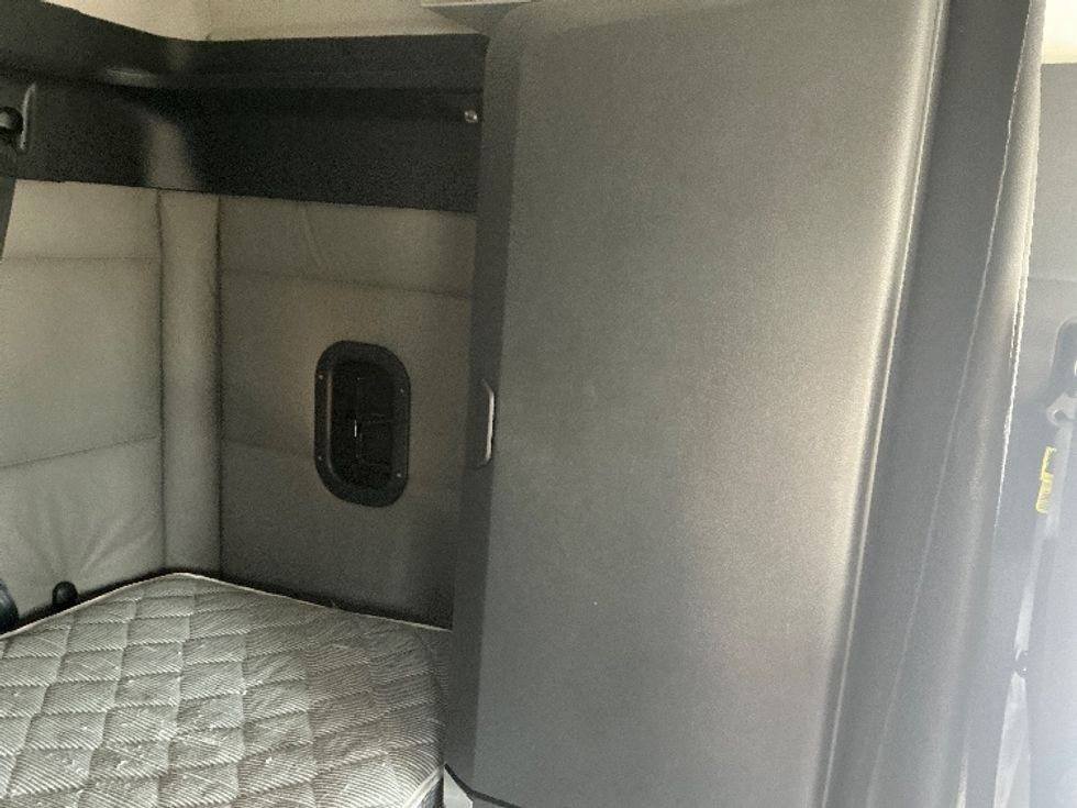 Sleeper Tractor-Heavy Duty Tractors-Freightliner-2021-T12662ST-Piqua-OH-540,969\n\t\tmiles-$ 50,250 - Image 18