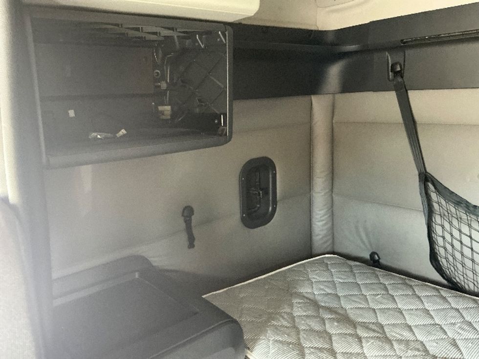 Sleeper Tractor-Heavy Duty Tractors-Freightliner-2021-T12662ST-Piqua-OH-540,969\n\t\tmiles-$ 50,250 - Image 19