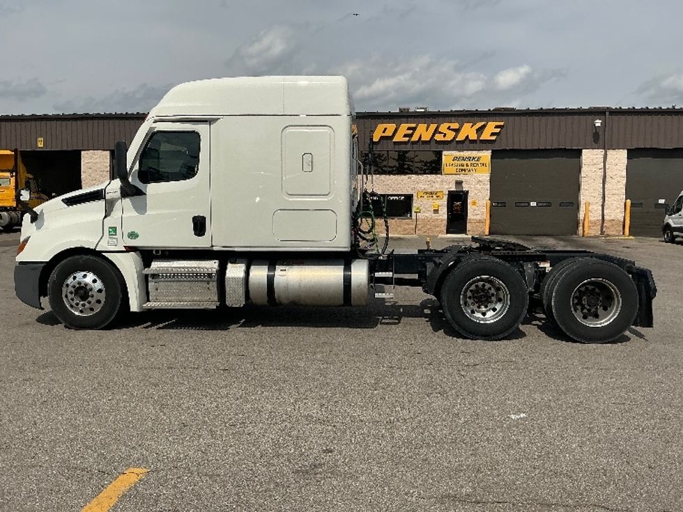 Sleeper Tractor-Heavy Duty Tractors-Freightliner-2021-T12662ST-Piqua-OH-540,969\n\t\tmiles-$ 50,250 - Image 4